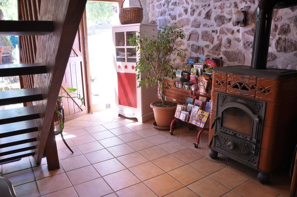 Hotel La Ferme Aux Abeilles Ambierle Zewnętrze zdjęcie