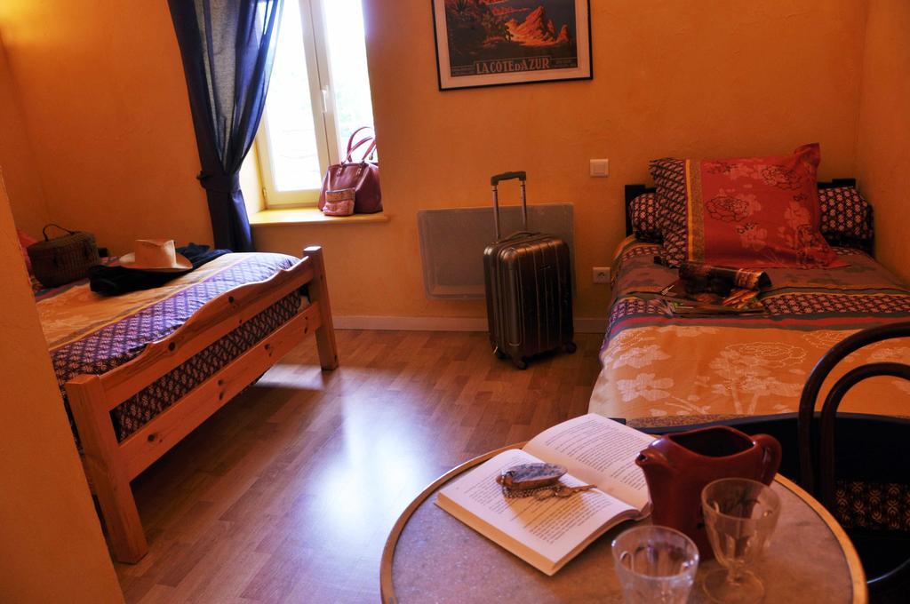 Hotel La Ferme Aux Abeilles Ambierle Pokój zdjęcie