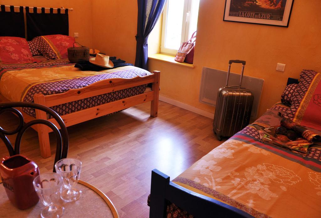 Hotel La Ferme Aux Abeilles Ambierle Pokój zdjęcie