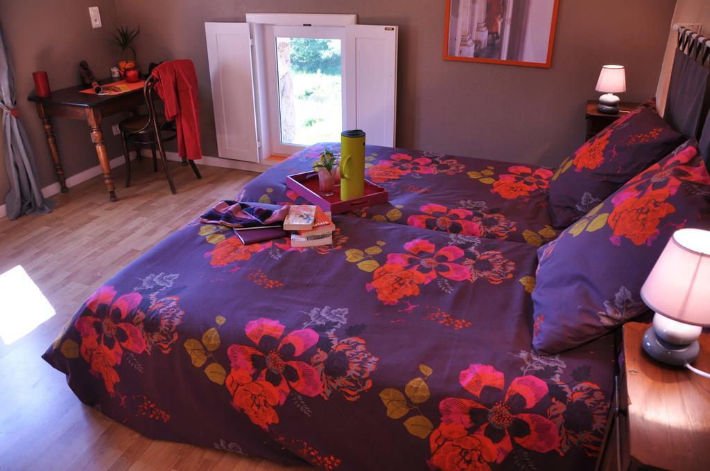 Hotel La Ferme Aux Abeilles Ambierle Pokój zdjęcie