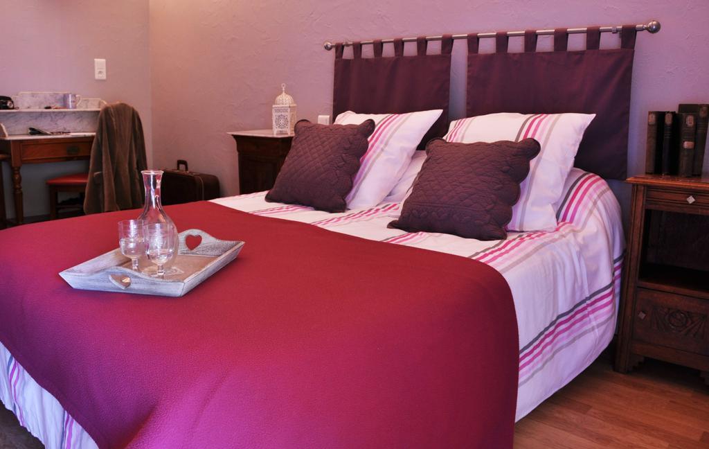 Hotel La Ferme Aux Abeilles Ambierle Pokój zdjęcie